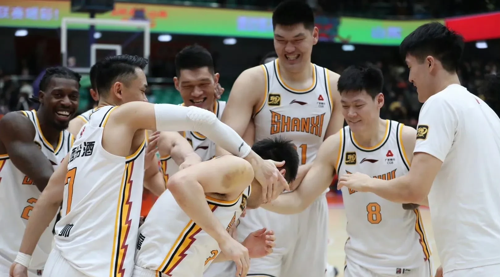 关键时刻，球队突入对手内线取得胜利的简单介绍