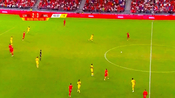 赛场上的每一个进球都引发了观众的欢呼声！