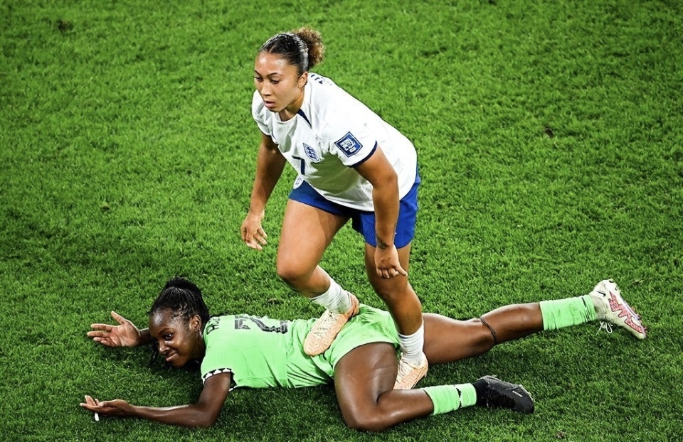 包含英格兰鏖战哥伦比亚，托尼点燃赛场的词条