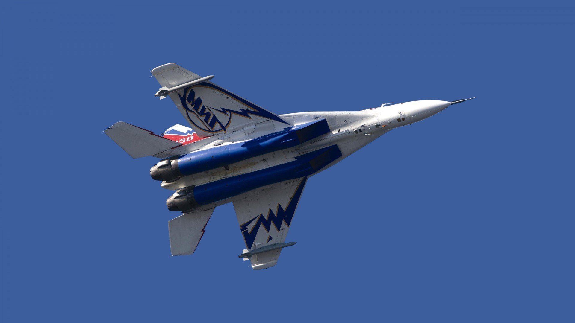 喀麦隆地震与英格兰灯塔，同一夜足球世界的两极寓言